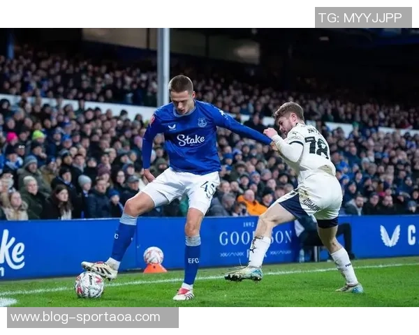 埃弗顿宣布提前召回18岁中场阿姆斯特朗重返球队助力争夺主力位置