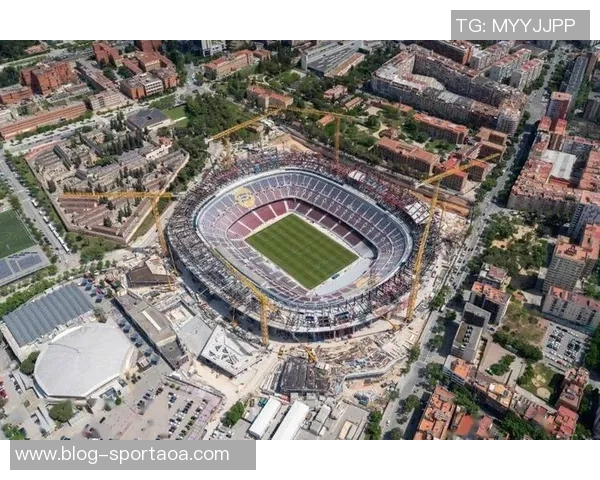 巴萨重返诺坎普进行公开训练球员教练齐聚合影留念展现团队精神