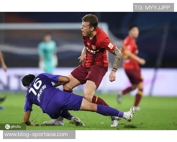 迪亚斯激情滑跪庆祝倒地助攻与补时绝杀展现战斗精神至最后一刻